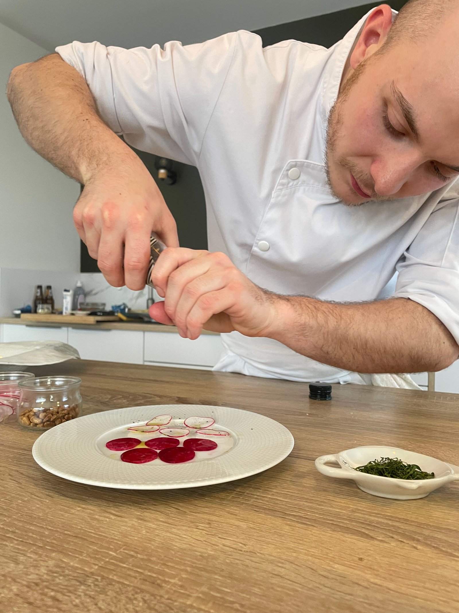 Chef Salomon qui dresse une assiette